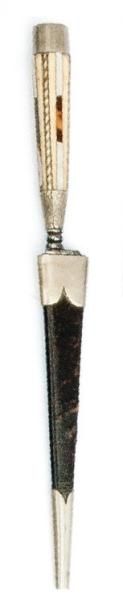 null Stylet corse. (XIXème siècle) Poignée en os à bandes de nacre et fils en métal...