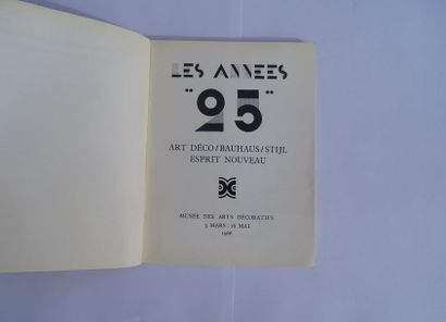 null « Les années 25 : Art Déco/ Bauhaus/Stijl / Esprit nouveaux » [catalogue d’exposition],...