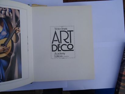 null « Art Deco », Victor Arwas ; Academy Editions, 1992, 316 p. (jaquette présentant...