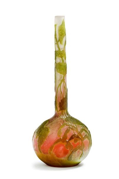 ÉTABLISSEMENTS GALLÉ Vase soliflore en verre doublé à décor dégagé à l'acide de motifs...
