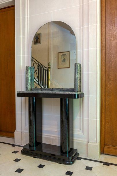 TRAVAIL DE STYLE ART DECO 
Console in black lacquered wood and shagreen made up of...