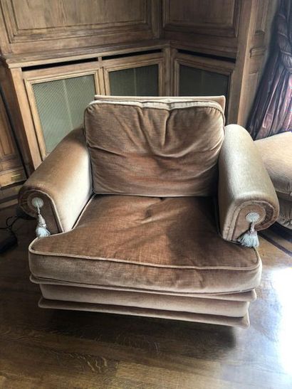 null Importante paire de fauteuils recouvert d'un velours de soie
H. 77 cm L. 101...