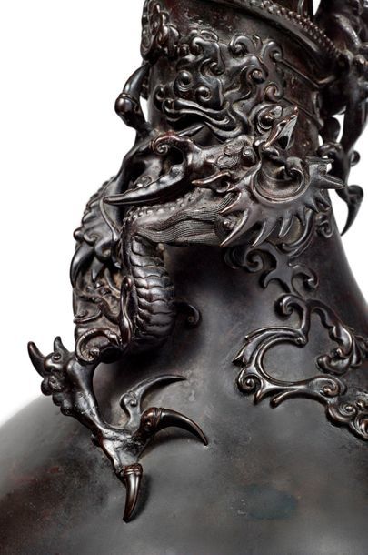 null Grand vase balustre à col gousse d'ail en bronze à patine brune, orné d'un dragon...