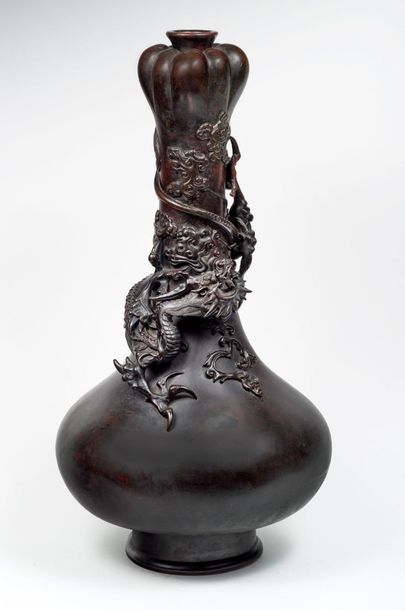 null Grand vase balustre à col gousse d'ail en bronze à patine brune, orné d'un dragon...