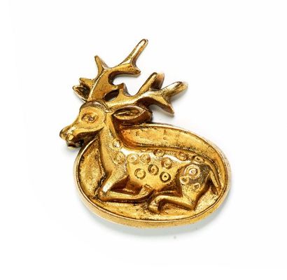 null Broche en métal doré représentant un cerf allongé signé au dos «INGRAND»
H....
