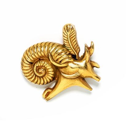 null Gilded metal brooch representing a snail. Monogrammed "AB Paris" on the back....