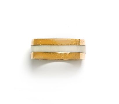 null *Ring in yellow gold 18 K 750 thousandth circled with ivory.
PBT 8,72g
