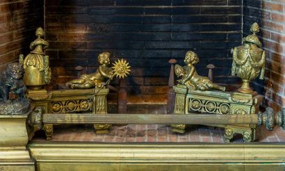 null Chenets en bronze doré à décor d'amours et de pots à feu.
Style Louis XVI
H....