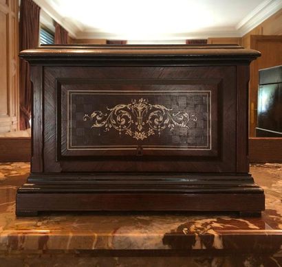 null Cigar cellar with three trays in rosewood veneer.
H. 23 cm W. 30.5 D. 23 cm