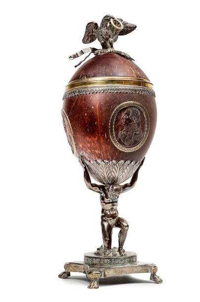 null Important oeuf russe en coquille de noix de coco sculptée, circa 1820, monté...