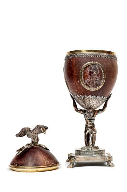null Important oeuf russe en coquille de noix de coco sculptée, circa 1820, monté...