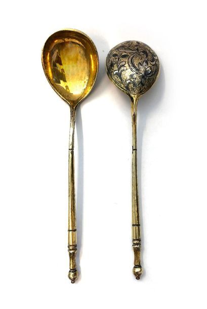 null Two spoons in Russian vermeil with chiselled decoration of flowers.
Weight:...