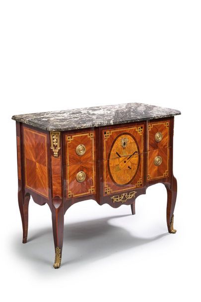 Attribuée à Jean CAUMONT 
Chest of drawers with a central projection in veneer wood...