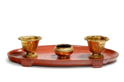 null Coral lacquered wood inkwell with three gilt bronze cups with side motifs.
Louis...