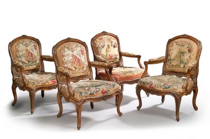 null Suite de quatre fauteuils à la reine et à châssis anciennement laqués en bois...