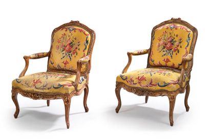 null Pair of armchairs to the queen in natural wood with flowers and molded and carved...