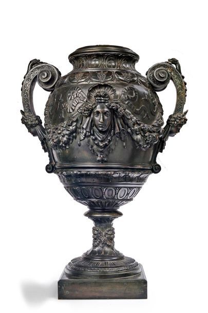 null Grand vase ovoïde en bronze patiné à décor de grenades, de rubans noués retenant...