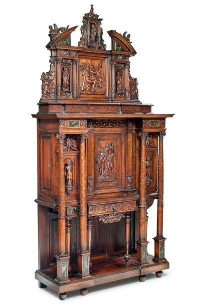 null Cabinet d'amateur en noyer mouluré, sculpté, orné de rinceaux et incrusté de...