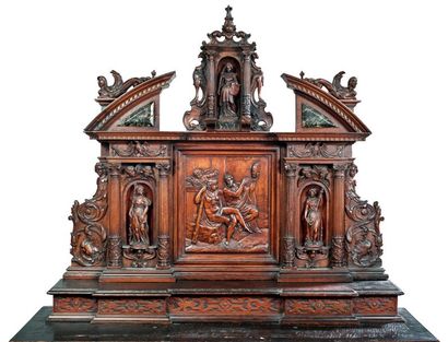 null Cabinet d'amateur en noyer mouluré, sculpté, orné de rinceaux et incrusté de...