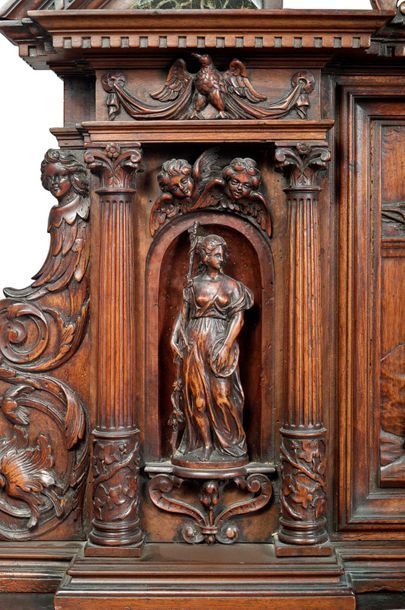 null Cabinet d'amateur en noyer mouluré, sculpté, orné de rinceaux et incrusté de...