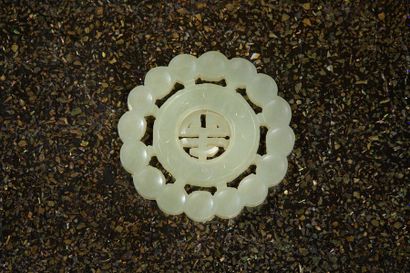 null Médaillon de forme ronde en néphrite céladon, le bord à décor de perles plates,...