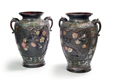 null Paire de vases balustre à deux anses en bronze à patine brune à décor en émaux...