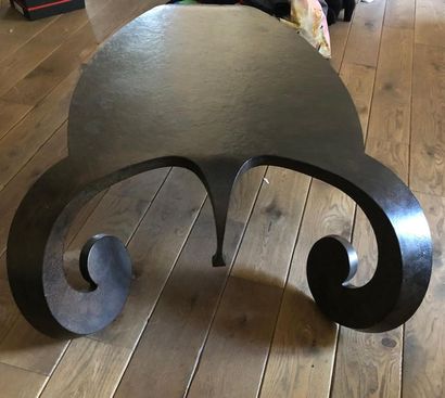 Yves PAGART (né en 1947) 
Coffee table model "Tamanoir" in folded and welded painted
metal...