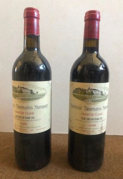 Château Troplong Mondot Grand cru classé 1996.

(TLB), étiquettes tachées. 

2 b...