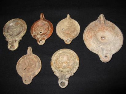 Lampes à huile d'époque romaine Lampe à huile en terre cuite, décor d'un dauphin....