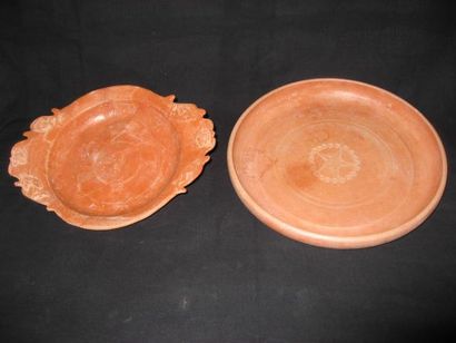 Céramique sigillée du III° au V° siècle Plat ovale à deux anses de préhension décorées...