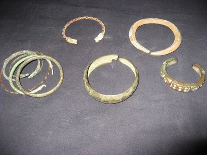 null Cinq Bracelets en bronze à décors divers. Epoque Romaine, du I° au IV° sièc...