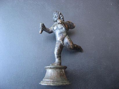 null Fine statuette en bronze d'un angelot courant, tenant une corne dans sa main...