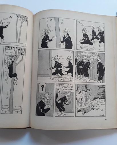 Tintin N&B L'île noire : Edition A5 of 1938, with the name of Hergé on the first...