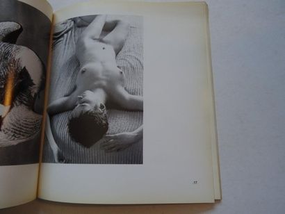null « Photographs », [catalogue d’exposition], Œuvre collective sous la direction...