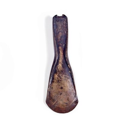 null Longue hache à rebord type «Porcleu Amblagnieu» en bronze. 
Long : 23,2 cm....