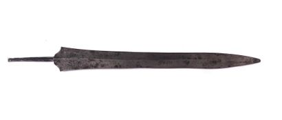 null Pointe de lance à arête médiane. 
Long lame : 32 cm.
B.E. XVIIIe siècle.