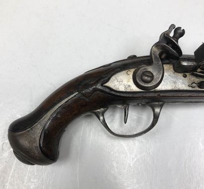 null Flintlock travel pistol. Round barrel with thundering sides. Platinum and flat-bodied...
