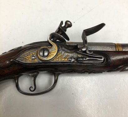 null Officer's flintlock pistol. 
Round muzzle-rifled, thunder-stained barrel, decorated...