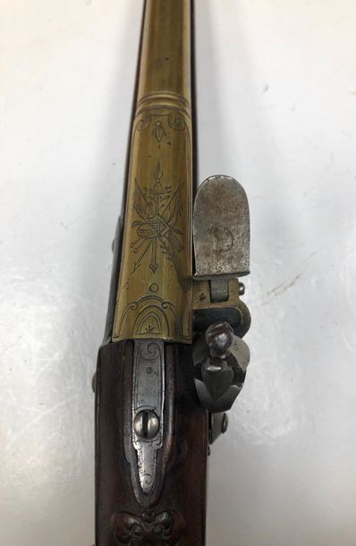 null Flintlock naval officer's pistol. 
Round muzzle-rifled barrel, engraved with...