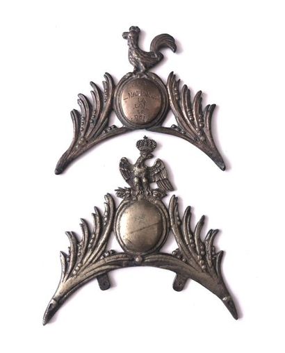 null Deux frontons de pendule comtoise : 
- en bronze à décors d'un coq sur médaillon...