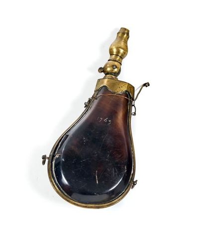 null Marbled horn powder flask with four rings of suspension. 
Dosing spout and brass...