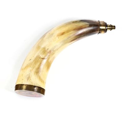 null Hunting powder horn made of blond horn with two rings of suspender. Brass spout...