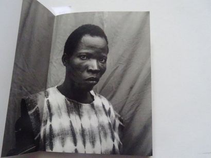 null « Cornelius Yao Augustt Azaglo : Photographies, Cotes d’Ivoire, 1950-1975 »,...