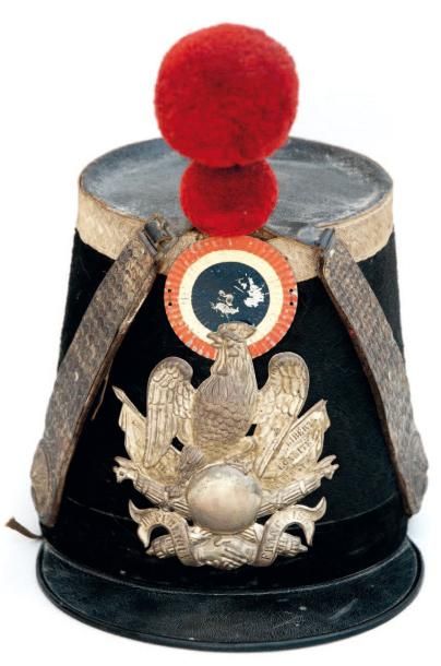 null Shako d'officier de grenadiers de la garde nationale. (1848) A garnitures argentées....