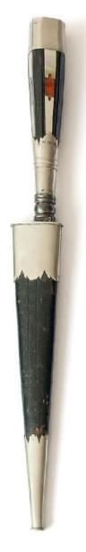 null Stylet corse. (XIXème siècle) Poignée en bois à garnitures de métal blanc, cannelures...