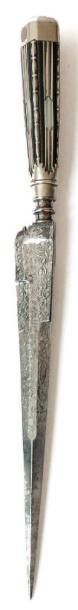 null Stylet corse. (XIXème siècle) Poignée bois à garnitures métal blanc, incrustations...