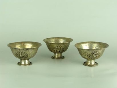 TIBET, NEPAL Trois coupelles en métal argentifère. Tibet, XXe s. H: 4 cm