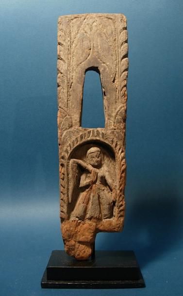 TIBET, NEPAL Elément architectural représentant une Apsara. En bois sculpté. Népal,...