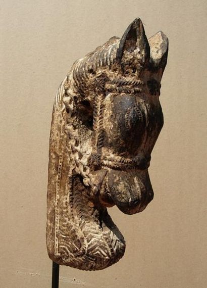 TIBET, NEPAL Elément architectural en forme de tête de cheval. En bois sculpté. Sud...