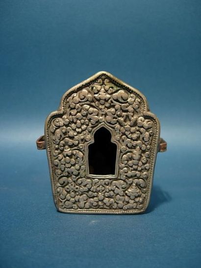 TIBET, NEPAL Reliquaire « Ghau » en cuivre. Tibet, XIXe s. H: 8.5 cm